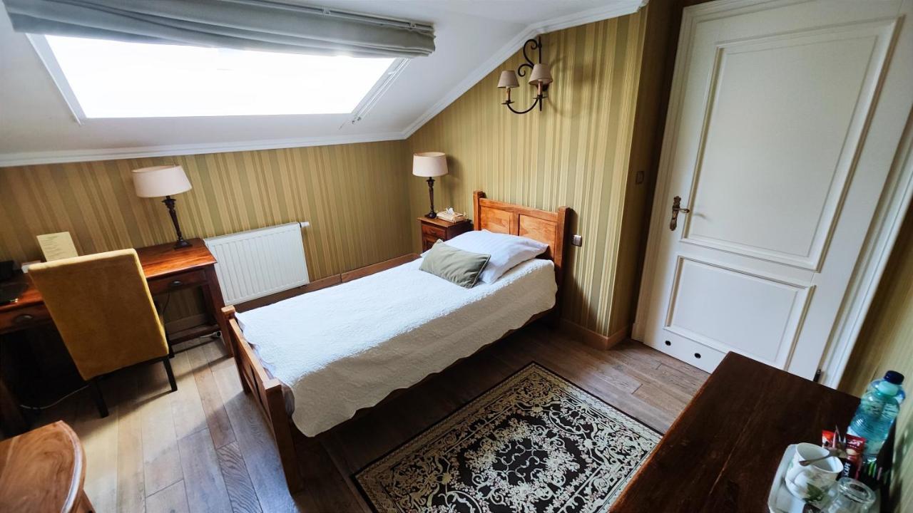 Dwor Na Wolicy Hotel Дебица Стая снимка