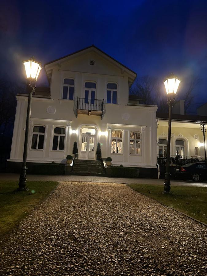 Dwor Na Wolicy Hotel Дебица Екстериор снимка