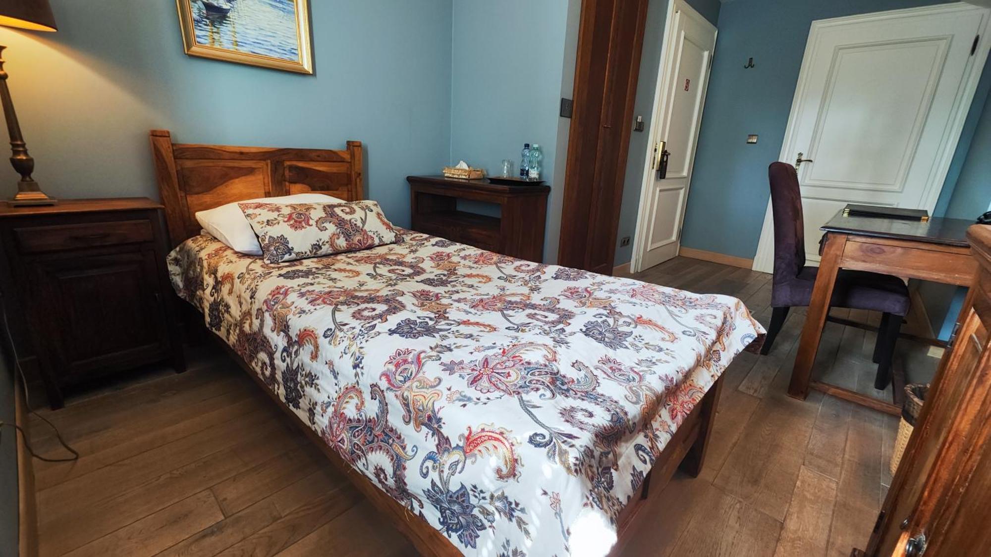 Dwor Na Wolicy Hotel Дебица Стая снимка