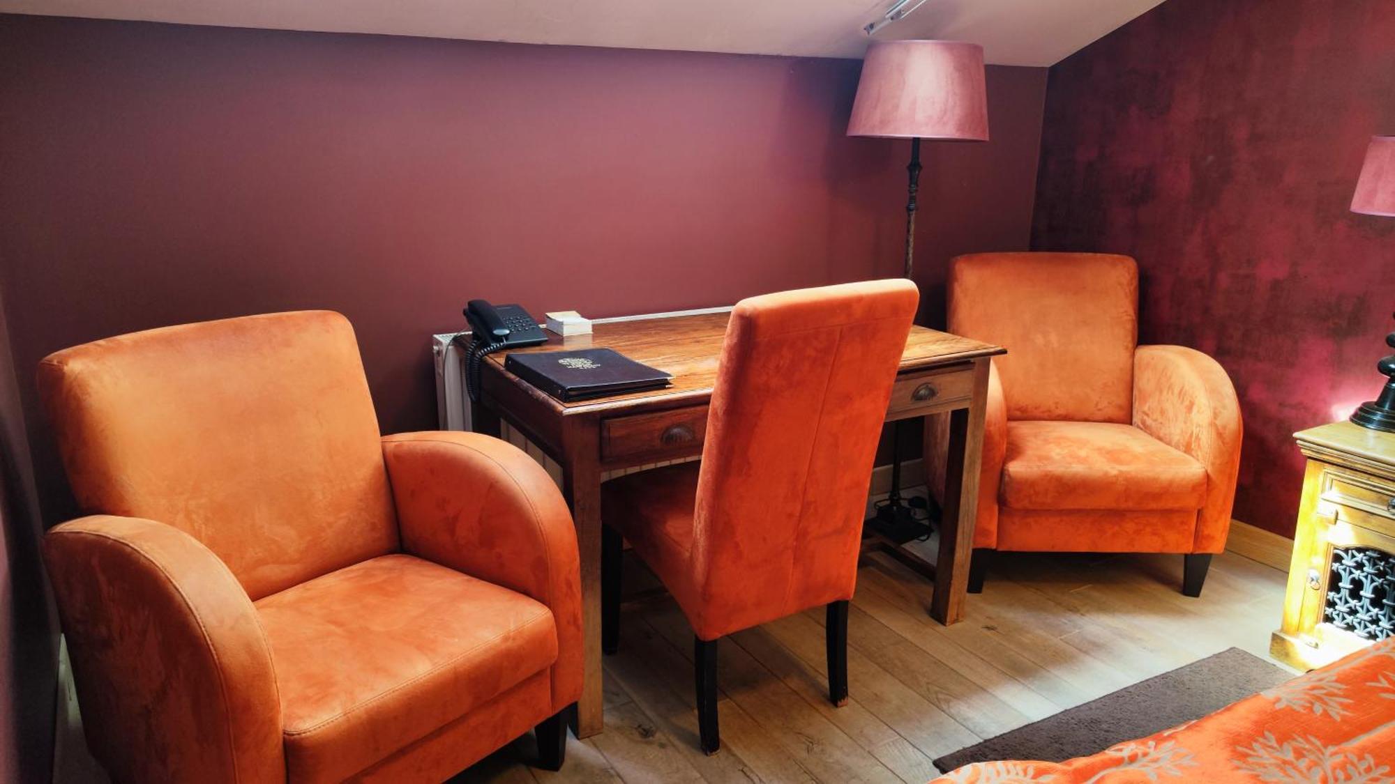 Dwor Na Wolicy Hotel Дебица Стая снимка
