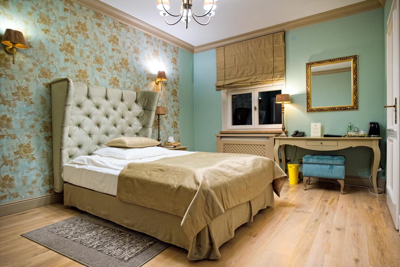 Dwor Na Wolicy Hotel Дебица Стая снимка