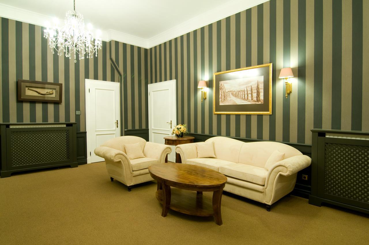 Dwor Na Wolicy Hotel Дебица Екстериор снимка